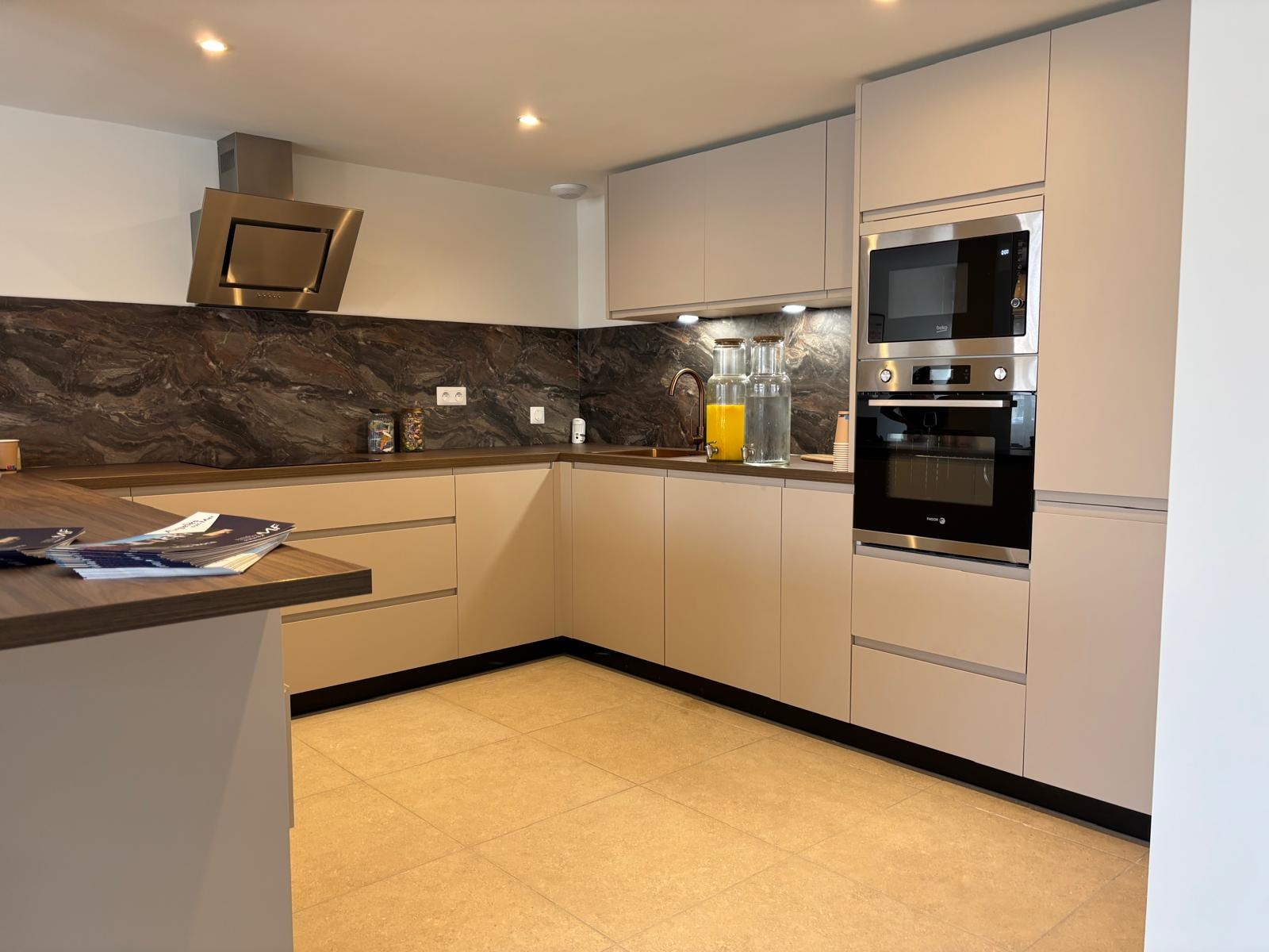 villa 3 faces avec garage et jardin