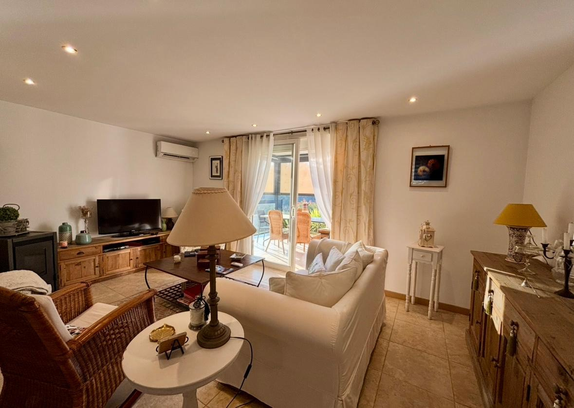 villa 3 faces avec garage et jardin