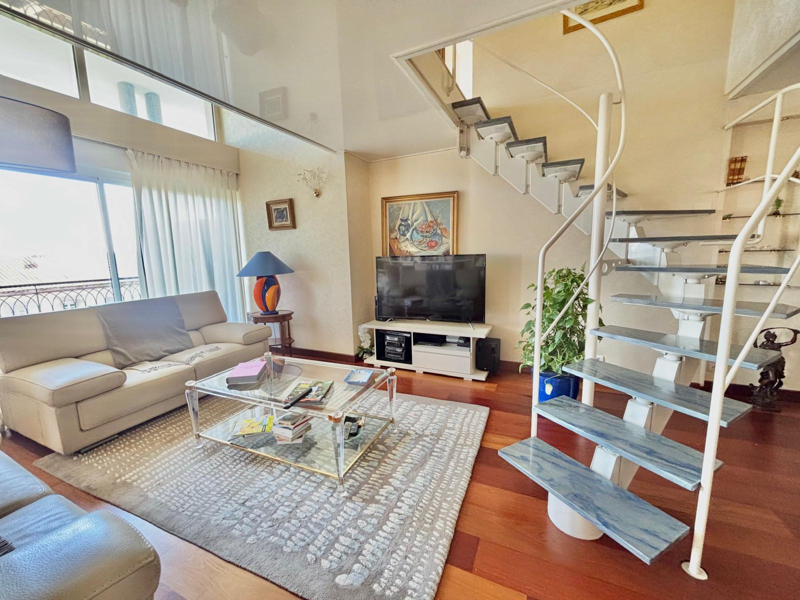 Duplex d’architecte avec vue panoramique, dernier étage, rés