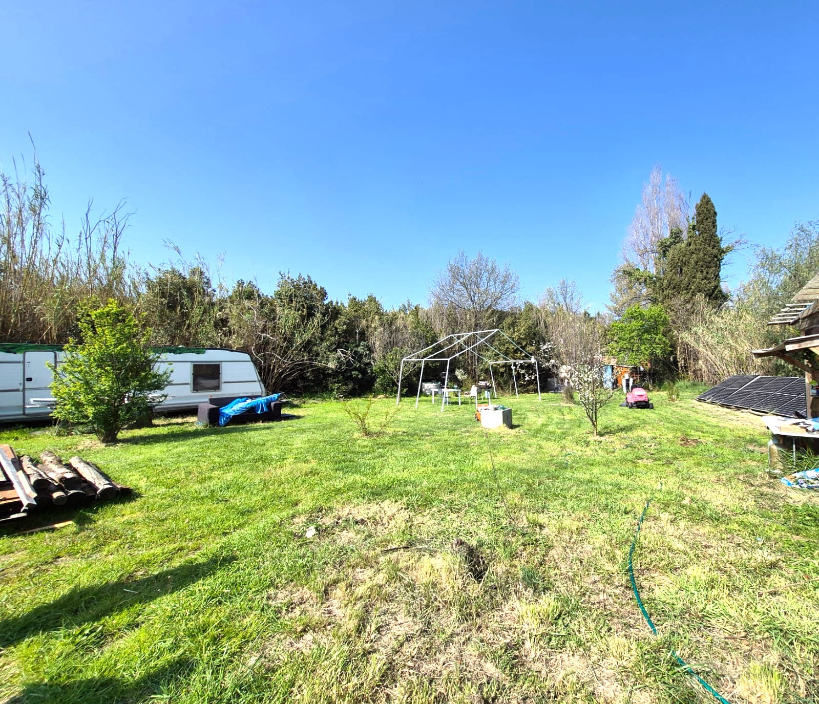 Terrain de loisir 2 390 m2 avec forage et autonomie solaire