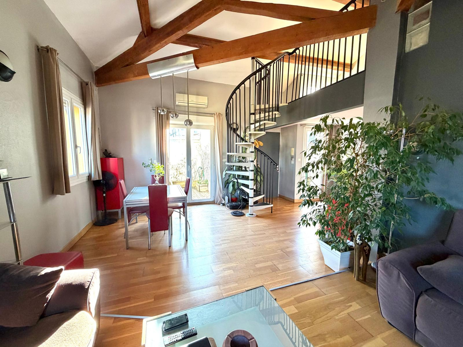 Duplex traversant avec deux terrasses