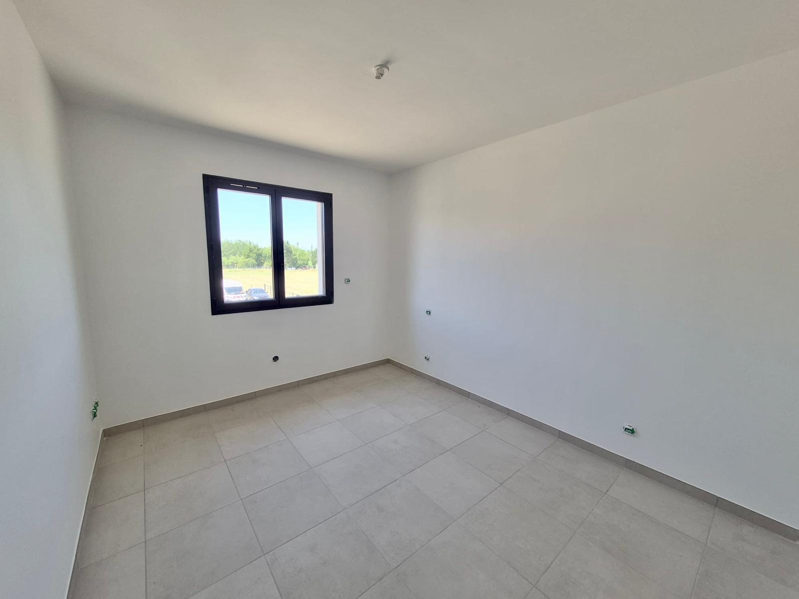 Villa 4 pièces récente avec garage et jardin