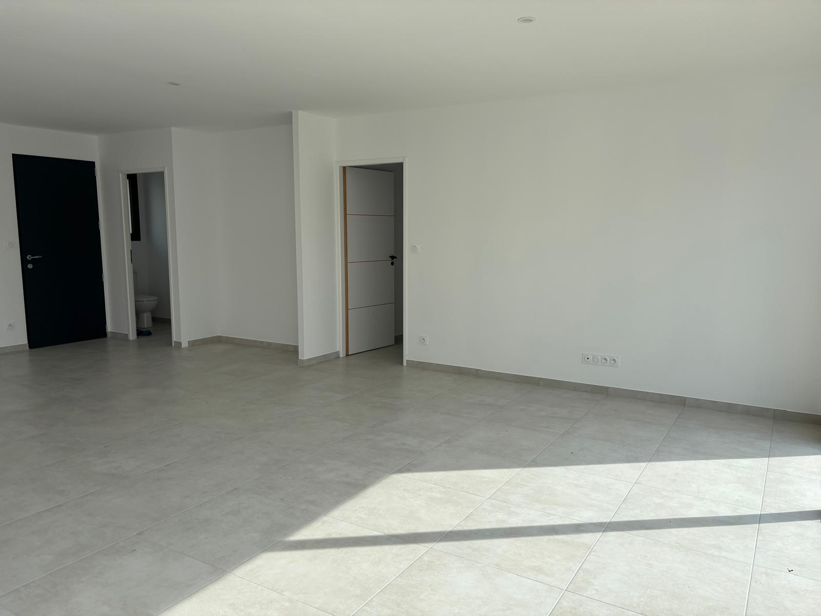 Villa T3 de plain-pied RE2020 avec garage et jardin à Cabest